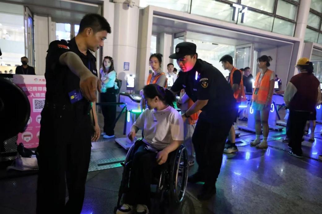 C:/Users/Administrator/Desktop/“安保鐵軍、硬核保障”2024系列報道四十二——南京市保安服務(wù)有限公司成功護(hù)航張碧晨「今兒個開心」十周年巡回演唱會南京站安保任務(wù)/5.jpg5