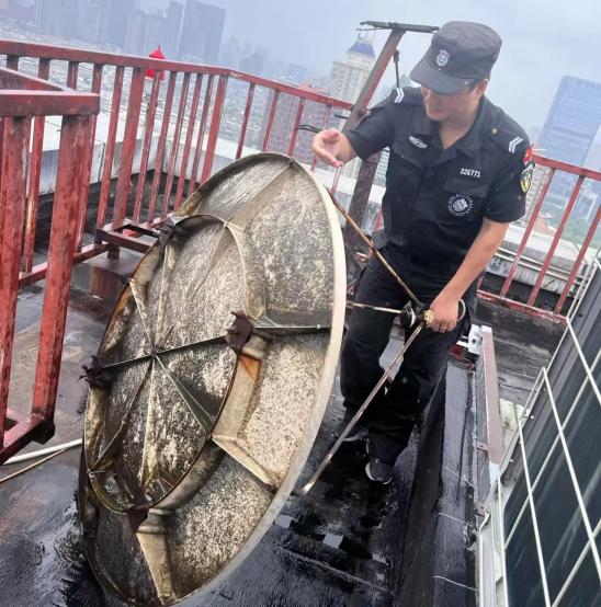 C:/Users/BA/Desktop/風(fēng)雨過后南京保安迅速行動，恢復(fù)安“寧”面貌/11.jpg11