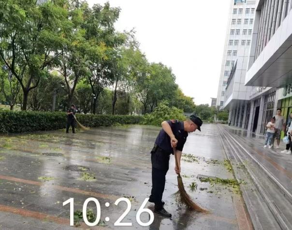 C:/Users/BA/Desktop/風(fēng)雨過后南京保安迅速行動，恢復(fù)安“寧”面貌/5.jpg5