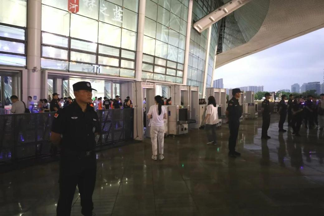 C:/Users/Administrator/Desktop/“安保鐵軍、硬核保障”2024系列報道四十二——南京市保安服務(wù)有限公司成功護(hù)航張碧晨「今兒個開心」十周年巡回演唱會南京站安保任務(wù)/3.jpg3