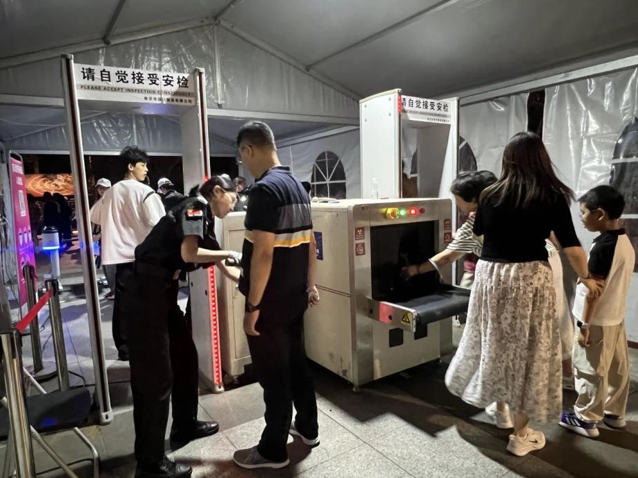 C:/Users/BA/Desktop/“安保鐵軍、硬核保障”2024系列報(bào)道四十三——月滿中秋，南京市保安服務(wù)有限公司圓滿護(hù)航“2024 南京森林音樂(lè)會(huì)”/4.jpg4