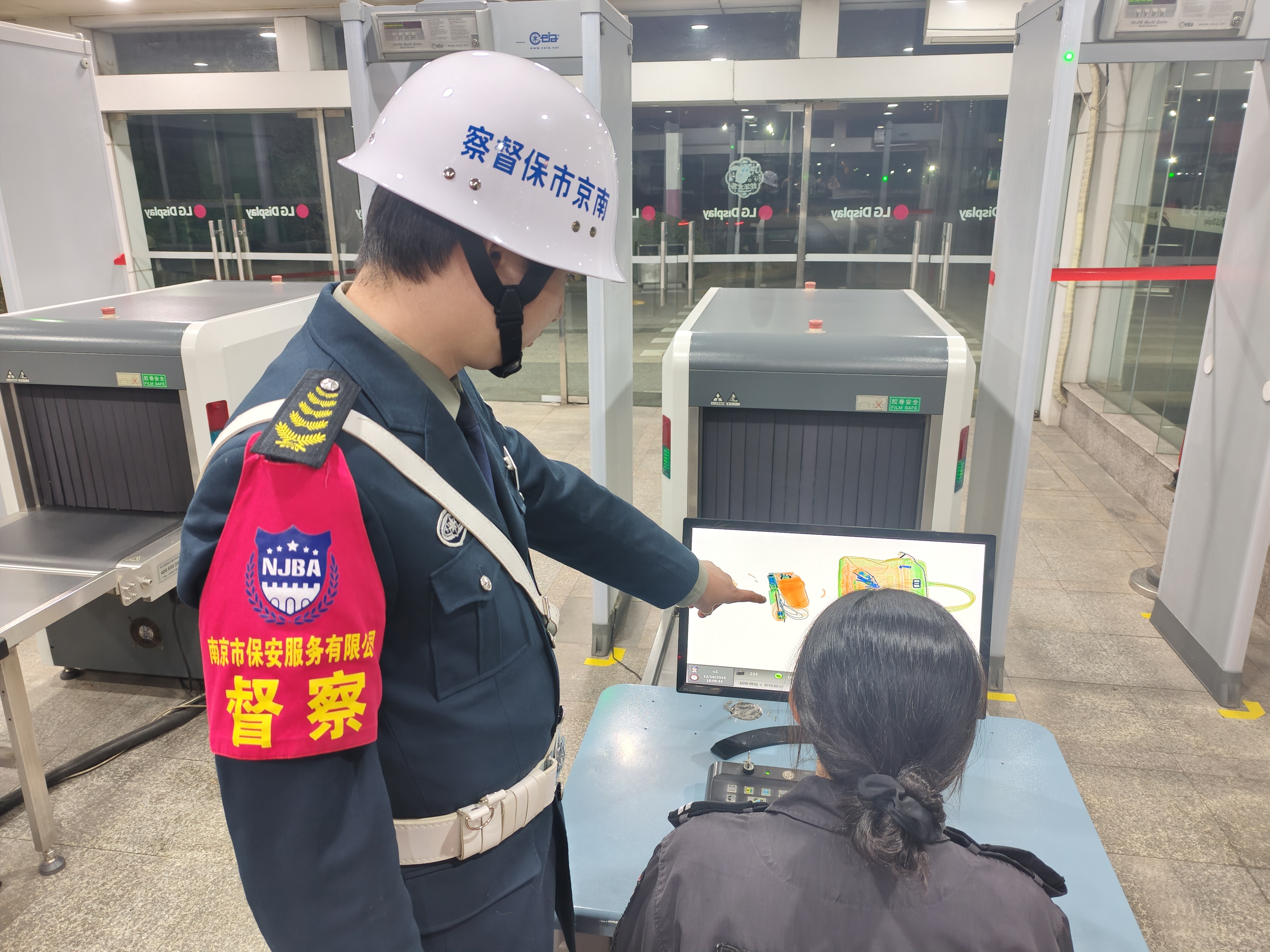 E:/25.12.10后 上傳網(wǎng)站留存/筑牢安全防線 護(hù)航平安元旦——南京市保安服務(wù)有限公司召開(kāi)元旦節(jié)前安全生產(chǎn)專(zhuān)題部署會(huì)議/98725a32a56435f22053d20261389111.jpg98725a32a56435f22053d20261389111